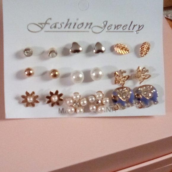 9 Pair of Stud Earrings - Picture 1 of 1